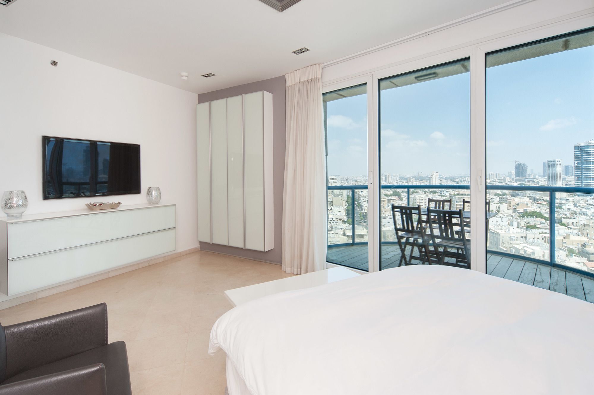 Excellent Beachfront Apt W/ Pool Access By Sea N' Rent Тель-Авив Экстерьер фото