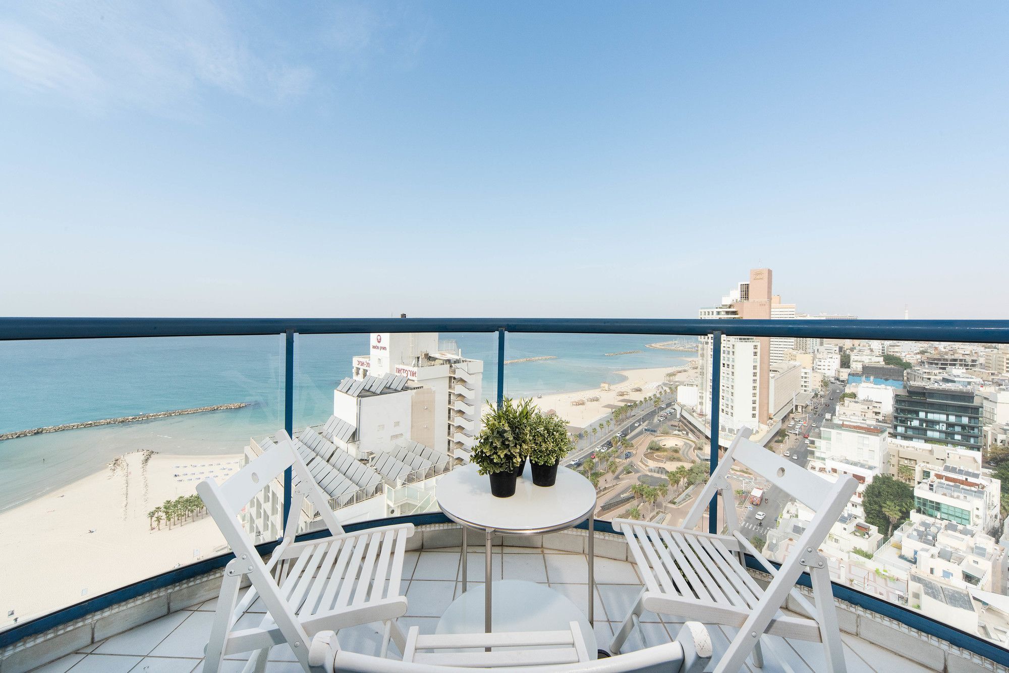 Excellent Beachfront Apt W/ Pool Access By Sea N' Rent Тель-Авив Экстерьер фото