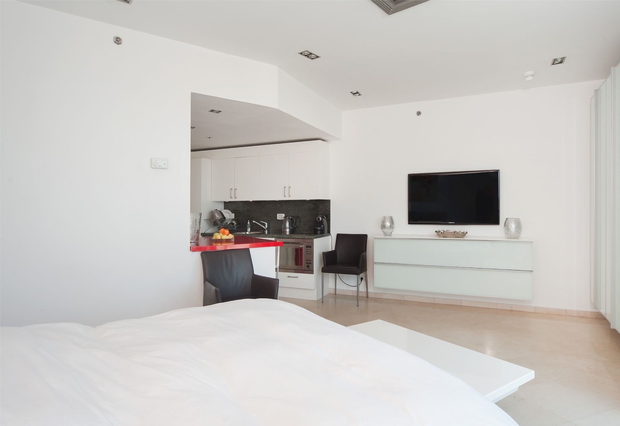 Excellent Beachfront Apt W/ Pool Access By Sea N' Rent Тель-Авив Экстерьер фото